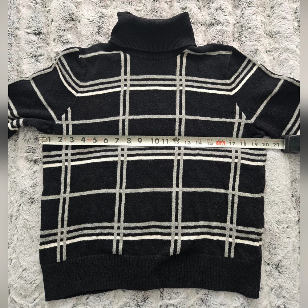 Banana Republic Black &‎ Gray Turtleneck Sweater - Large